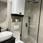 Lovely 2-bedroom Free Parking Natural 골렘
